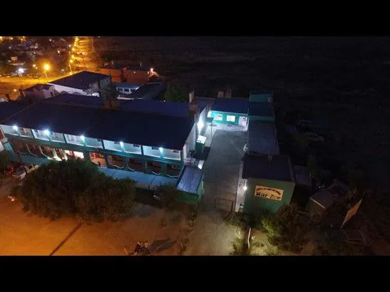 Vista aérea nocturna de Complejo Mar-Zoe con el cartel iluminado