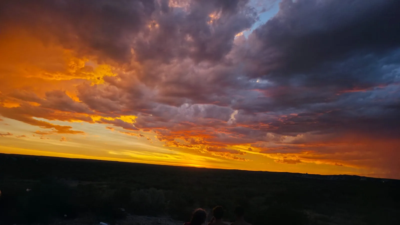 Atardecer con nubes encendidas en tonos naranja y violeta sobre el horizonte de Las Grutas, Río Negro, visto desde Complejo Mar-Zoe