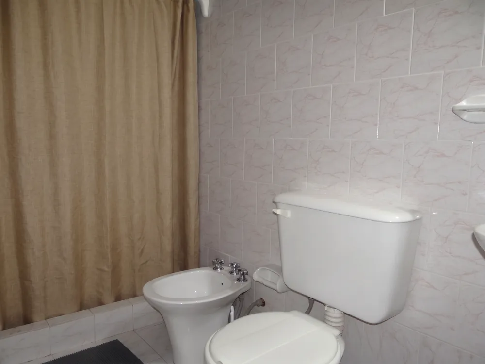Baño privado de Complejo Mar-Zoe, completo con bidet, inodoro y ducha