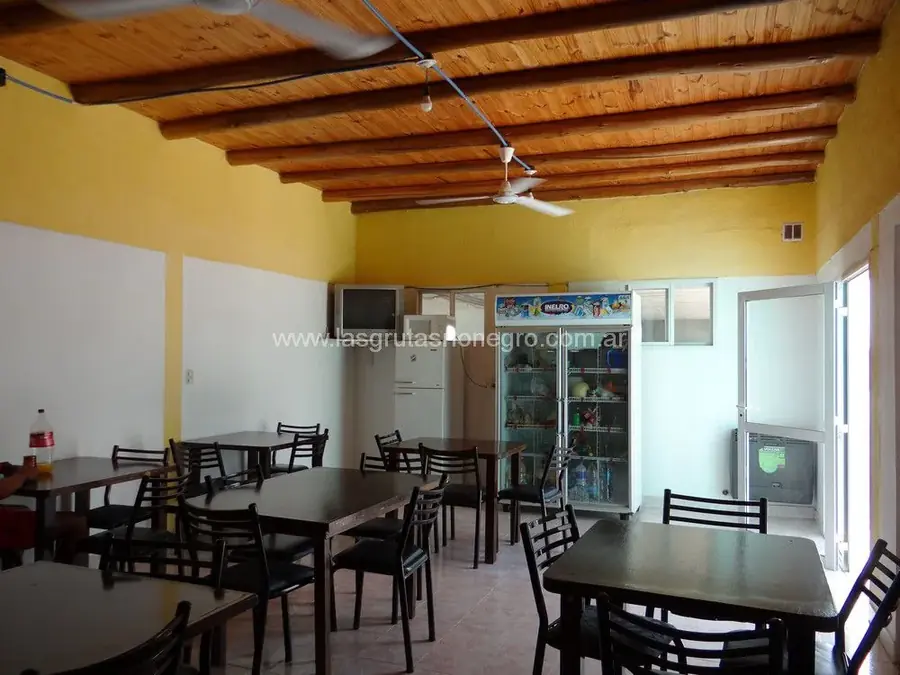 Desayunador y cocina compartida de Complejo Mar-Zoe con heladera y mesas