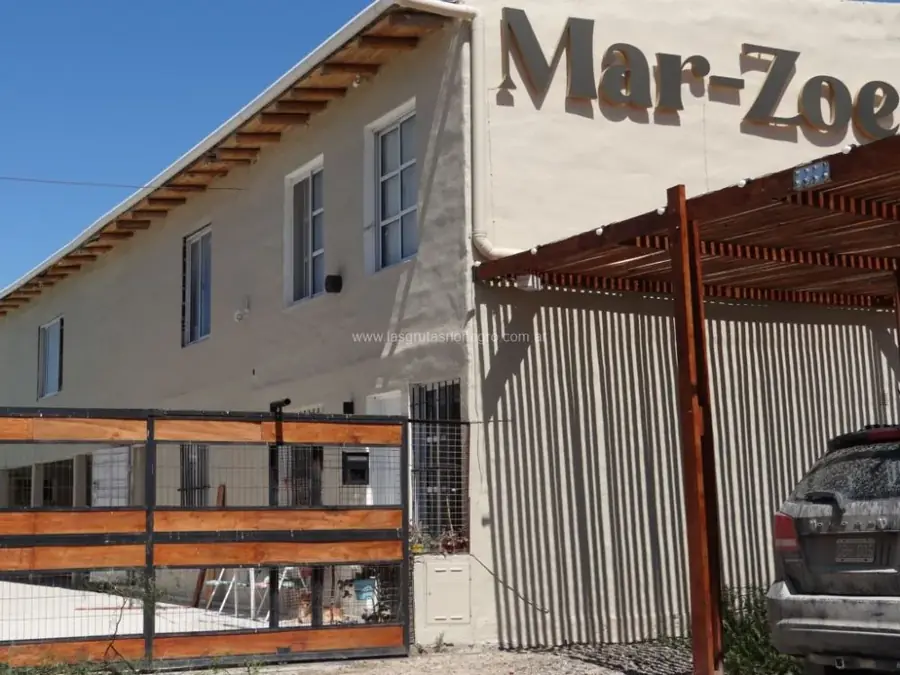 Portón y estacionamiento propio de Complejo Mar-Zoe