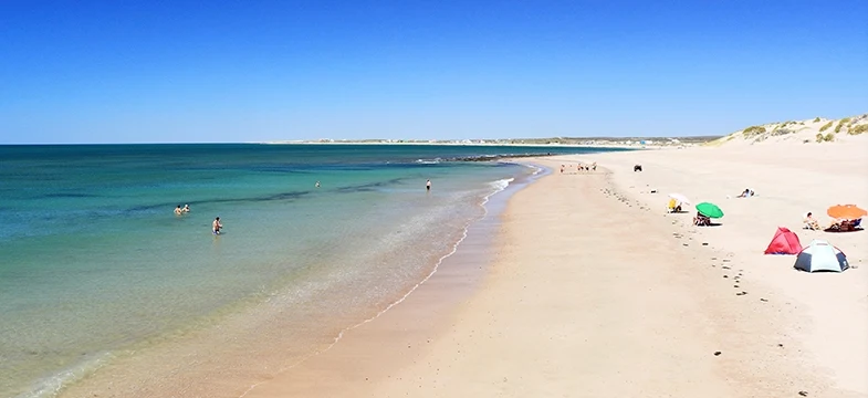 Playa de arena blanca y mar turquesa en Las Grutas, a 650 metros de Complejo Mar-Zoe
