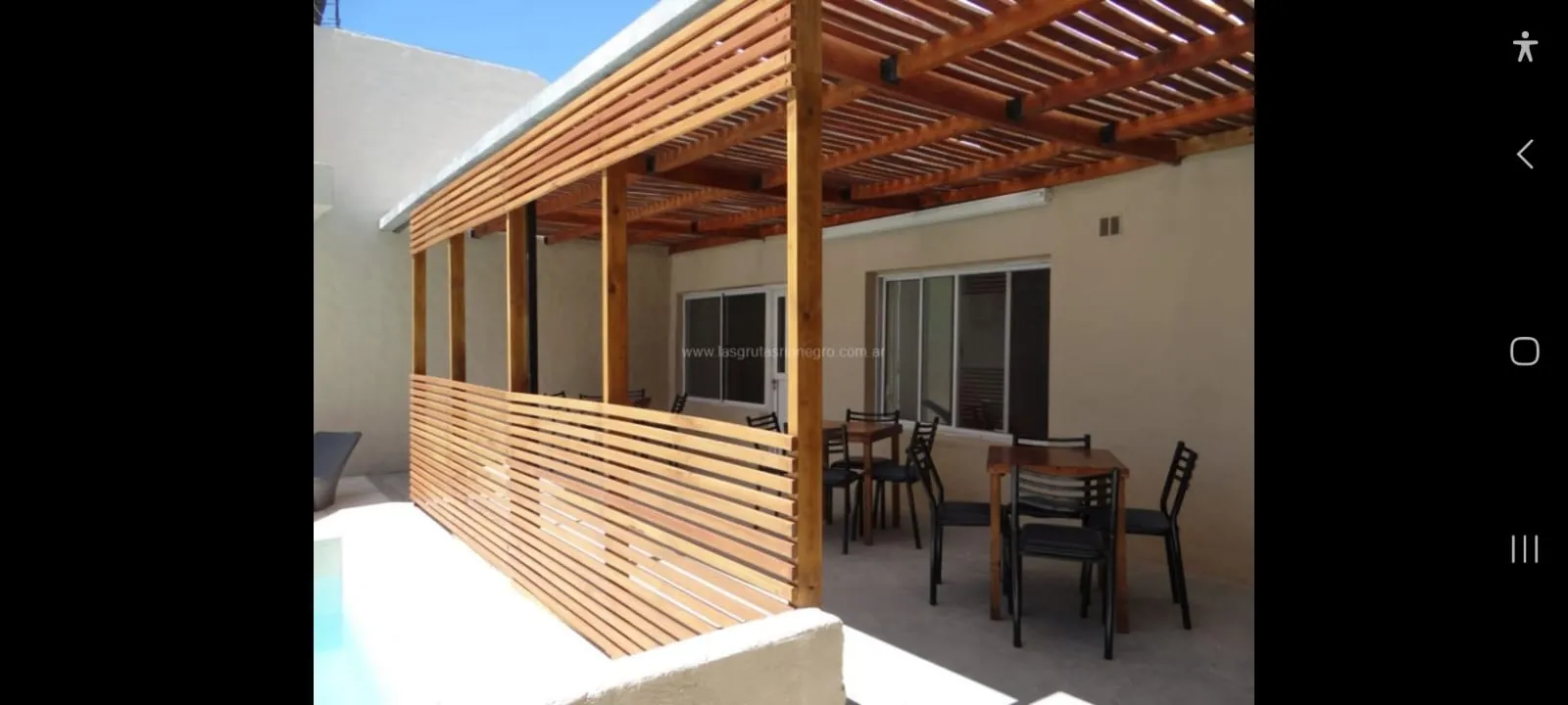 Quincho con parrilla y pérgola de madera en Complejo Mar-Zoe