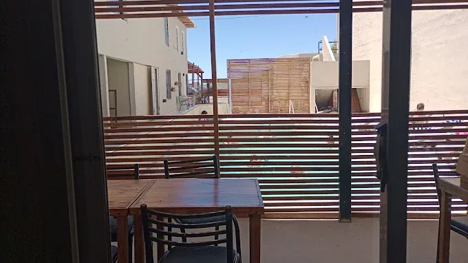 Vista del quincho y la pileta desde una habitación de Mar-Zoe